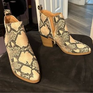 Women’s booties size 6 1/2